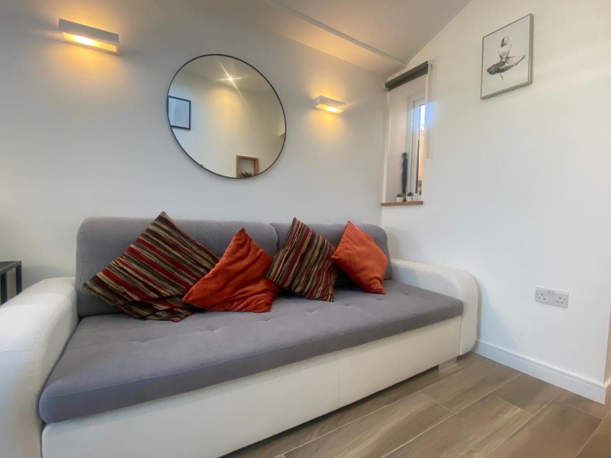 Lovely And Modern Studio Apartment. Borehamwood Exterior photo