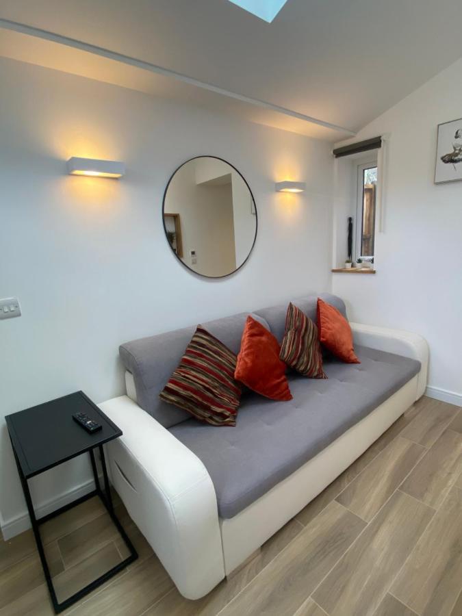 Lovely And Modern Studio Apartment. Borehamwood Exterior photo